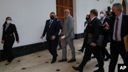ARCHIVO - El presidente de la Asamblea Nacional, Jorge Rodríguez, centro, acompañado por miembros de la comisión para el diálogo, la paz y la reconciliación nacional, en el edificio de la Asamblea Nacional en Caracas, Venezuela, el martes 15 de marzo de 2022. 