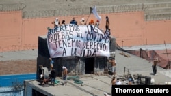 Reclusos en una cárcel Lima, capital de Perú, reclaman asistencia médica en medio de la pandemia de coronavirus que ha matado a casi 2.000 personas en el país.