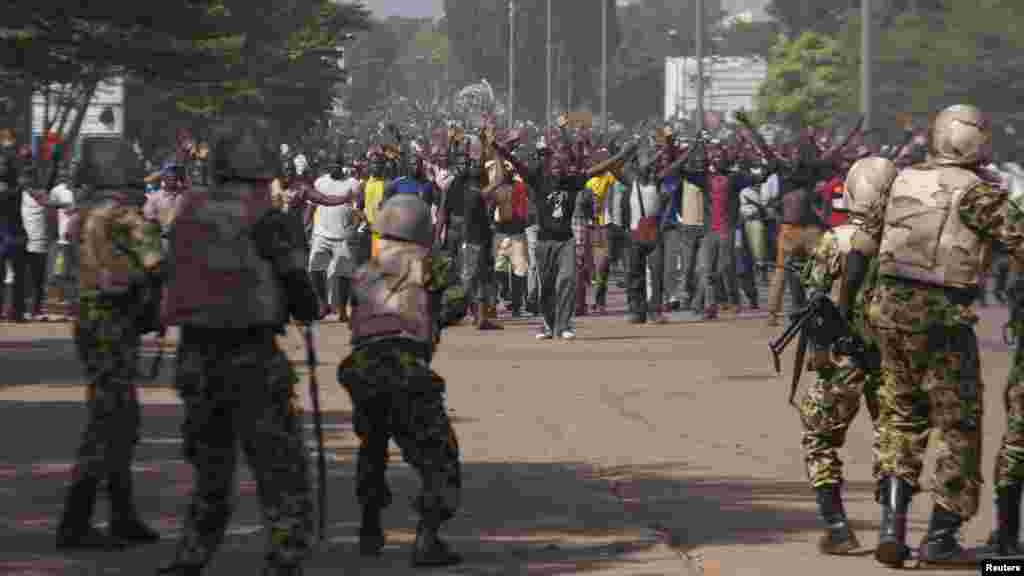 G'arbiy Afrikadagi davlat, Burkina Fasoda prezident Bleyz Kompraore 27 yillik boshqaruvdan keyin ishdan ketdi. Mamlakatda o'n minglab odamlar namoyishga chiqib, rahbarning iste'fosini talab qilayotgan edi.