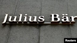 Logo bank swasta Swiss Julius Baer terlihat di kantor pusat bank di Zurich, Swiss, 1 Februari 2017. (Foto: REUTERS/Arnd Wiegmann)