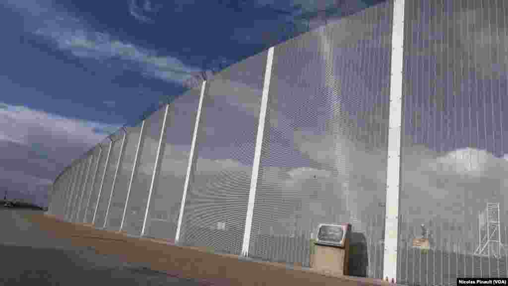 Fence around Calais harbour, France (Nicolas Pinault/VOA)