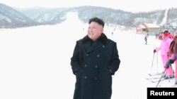 지난달 31일 북한의 김정은 국방위 제1위원장이 최근 개장한 마식령 스키장을 돌아보고 있다.