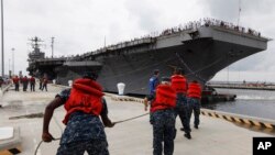
Anak buah kapal kapal induk USS Abraham Lincoln tiba di Pangkalan AL Norfolk di Norfolk, Virginia, 7 Agustus 2012.
