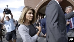 Lori Loughlin, condenada por pagar sobornos para que su hija fuese aceptada en una universidad se presentó el viernes a una prisión para servir dos meses de cautiverio.