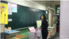 民进党总统候选人蔡英文投票日上午九点半在户籍所在地新北市永和区秀朗国立小学投票(美国之音萧洵拍摄)
