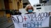 Una persona sostiene un cartel en una protesta de maestros, trabajadores de la salud, jubilados y empleados públicos contra el gobierno del presidente de Venezuela, Nicolás Maduro, en Caracas, Venezuela, el 23 de agosto de 2022. REUTERS/Leonardo Fernández Viloria
