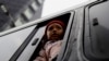 ARCHIVO - Una niña migrante procedente de Centroamérica observa los edificios desde un autobús a su llegada a Ciudad de México en diciembre de 2021.