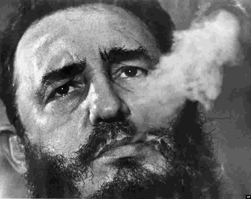 Perdana Menteri Kuba Fidel Castro menghembuskan asap cerutu dalam wawancara di istana kepresidenan di Havana, Kuba, Maret 1985. Castro, seorang pengacara Havana yang memperjuangkan kelompok miskin, menggulingkan pemerintahan diktator Fulgencio Batista 1 Januari 1959. (AP/Charles Tasnadi)