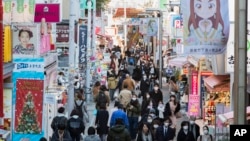 Orang-orang berjalan di pusat perbelanjaan terkenal di Harajuku di Tokyo pada hari Kamis, 17 Desember 2020. (Foto: AP)