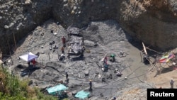 Una vista aérea muestra daños ecológicos y personas en una mina de oro ilegal en una zona rural de Santander de Quilichao, en el departamento de Cauca 13 de febrero de 2015.