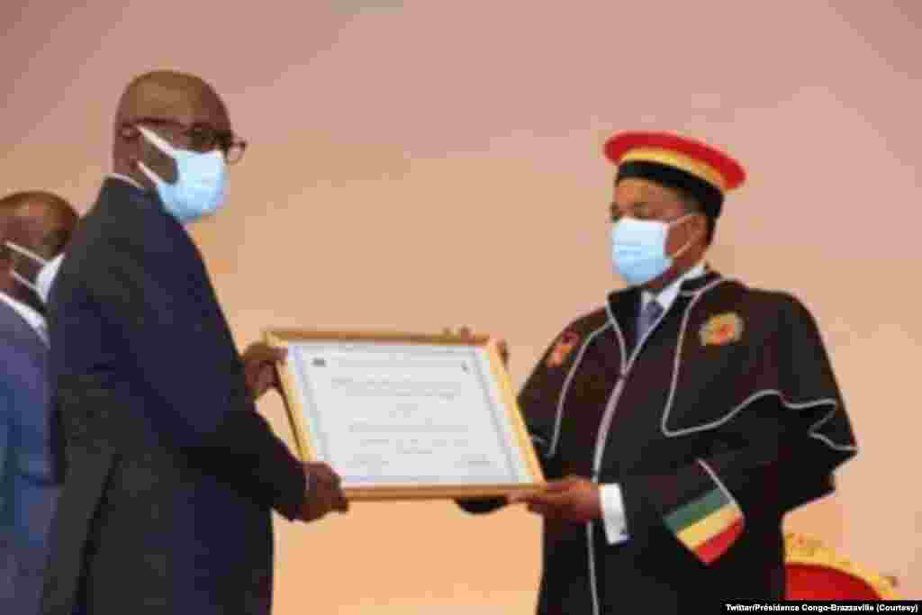 Président Denis Sassou azwi mpe diplome mpo na palata ya Docteur Honoris Causa ya Université Marien Ngouabi, na Palais ya Congrès, Brazzaville, Congo-Brazzaville, 12 novembre 2020. (Twitter/Congo-Brazzaville Présidence)