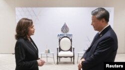 La vicepresidenta de EEUU, Kamala Harris, saluda al presidente de China, Xi Jinping, antes del retiro de líderes de APEC en Bangkok, Tailandia, el 19 de noviembre de 2022. (La Casa Blanca/ vía Reuters)