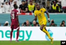 El capitán de Ecuador, Enner Valencia, celebra tras anotar su segundo gol ante Qatar en el partido inaugural del Mundial.