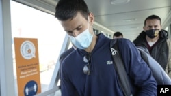 Novak Djokovic mira sus documentos después de aterrizar en Belgrado, Serbia, el lunes 17 de enero de 2022.