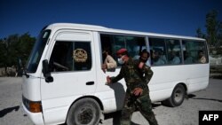Qamoqdan ozod qilingan Tolibon mahbuslari avtobusda olib ketilmoqda, Bagram, Afg'oniston, 2020-yil, 26-may.