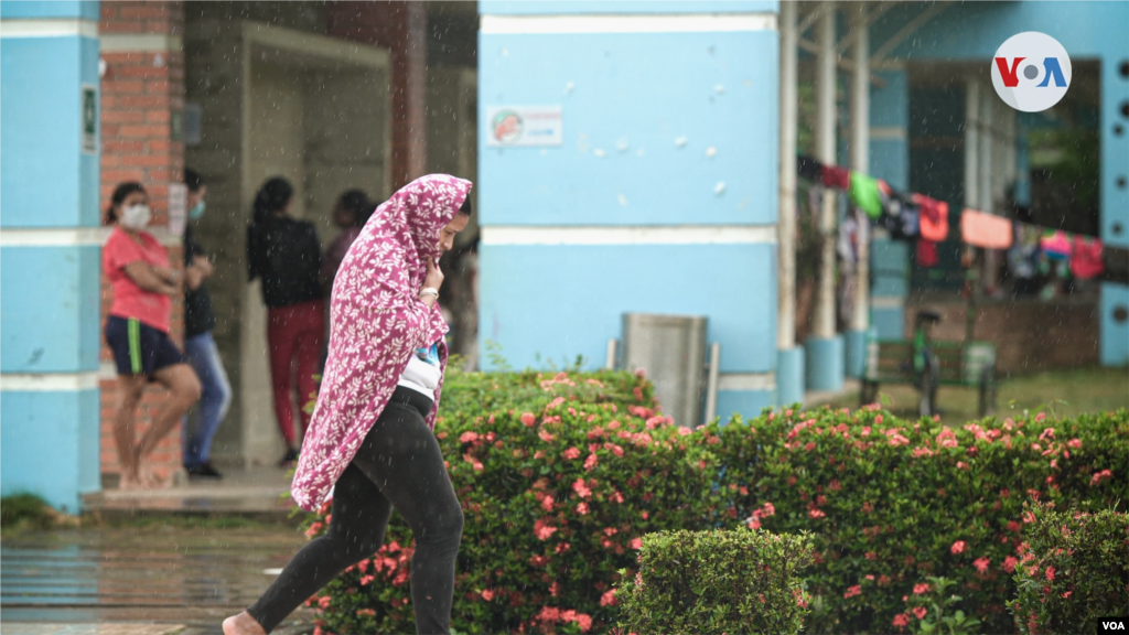 Las aulas de esta escuela sirven ahora como refugio para los pocos enseres que los migrantes venezolanos pudieron llevar con ellos cuando salieron huyendo de sus hogares.