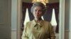Esta imagen difundida por Netflix muestra a Imelda Staunton como la reina Isabel en "The Crown". La aclamada serie de Netflix sobre la reina Isabel II y su familia, ha pausado su producción debido a la muerte de la monarca. (Alex Bailey/Netflix vía AP)