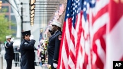 Los bomberos se saludan fuera de la estación de bomberos FDNY Engine 10, Ladder 10 cerca de la ceremonia de conmemoración del 21.º aniversario de los ataques terroristas del 11 de septiembre de 2001 el domingo 11 de septiembre de 2022 en Nueva York. (Foto AP/Stefan Jeremías)