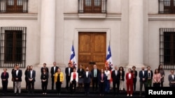 El presidente de Chile, Gabriel Boric, posa con los ministros en la casa de gobierno, en Santiago de Chile, el 6 de septiembre de 2022. REUTERS/Ivan Alvarado.