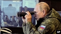 ប្រធានាធិបតីរុស្ស៊ីលោក Vladimir Putin មើលសមយុទ្ធ Vostok ឆ្នាំ ២០២២ (សមយុទ្ធបូព៌ាឆ្នាំ ២០២២) នៅភាគខាងកើតប្រទេសរុស្ស៊ី នៅខាងក្រៅទីក្រុង Vladivostok កាលពីថ្ងៃទី៦ ខែកញ្ញា ឆ្នាំ២០២២។