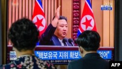 9일 한국 서울역에 설치된 TV에서 북한 김정은 국무위원장의 '핵 보유국 지위' 발언 관련 뉴스가 나오고 있다.
