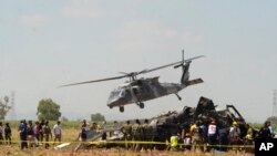 Foto de Archivo- Personal de emergencia junto a un helicóptero Blackhawk de la Marina que se estrelló después de apoyar a quienes llevaron a cabo la captura del narcotraficante Rafael Caro Quintero, cerca de Los Mochis, estado de Sinaloa, México, el viernes 15 de julio de 2022.