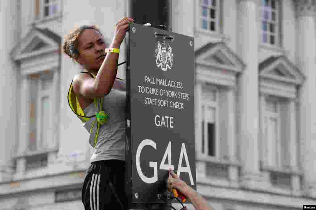 Un trabajador coloca un cartel con información antes del funeral de Estado de la reina de Inglaterra en Londres, el 12 de septiembre de 2022.