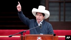 El presidente peruano, Pedro Castillo, asiste a una ceremonia para promover una ley que extiende la graduación automática de la universidad debido a la pandemia de COVID-19 en Lima, Perú, el lunes 22 de noviembre de 2021.