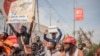 Waandamanaji wa DRC wakiwa wamebeba jeneza na bango lenye picha za rais wa Rwanda Paul Kagame na Uganda Yoweri Museveni. Waandamanaji wanadai kwamba Uganda na Rwanda zinaunga mkono waasi wa M23 Okt 31, 2022
