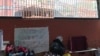 Un cartel en uno de los comedores de Alimenta la Solidaridad defiende el trabajo que día a día llevan a cabo en las zonas más vulnerables de Venezuela. "Alimentar la solidaridad no es un crimen", expone.