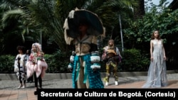 Las 48 piezas ahora están en una exposición en el Museo de Trajes de la Universidad de América de Colombia.