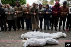 Palestinci se mole za rođake ubijene u izraelskom bombardovanju pojasa Gaze ispred mrtvačnice u bolnici Al-Aksa u Deir al-Balahu, Pojas Gaze, 18. februara 2024.