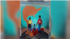 Cuadro de Yeison Pérez que muestra a una familia venezolana emigrando.