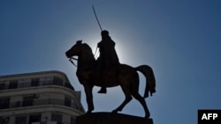 L'émir Abdelkader (ici une statue à Alger) fut un héros de la résistance à la colonisation française dès 1832 et le fondateur des prémices d'un État algérien.