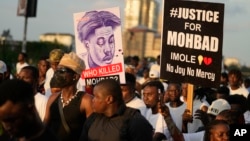 Le décès d'Ilerioluwa Oladimeji Aloba, dit Mohbad, a provoqué une très vive émotion au Nigeria où le chanteur est très populaire.