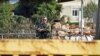 Un soldado hace guardia en la entrada de una comunidad que ha sido evacuada en el norte de Israel, muy cercana a la frontera con el Líbano, el 31 de octubre de 2023. 