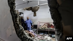 ARCHIVO - Personas inspecciona los daños en una habitación tras el bombardeo israelí en el hospital Nasser en Khan Younis, en el sur de la Franja de Gaza, el 17 de diciembre de 2023.