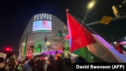 Demo pro-Palestina di pusat perbelanjaan Beverly Center di Los Angeles, menjelang Natal, 23 Desember 2023. (Foto: David Swanson/AFP)