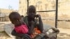Des enfants déplacés qui ont fui les violences de deux généraux soudanais rivaux, se reposent sur un lit dans la cour de l'université d'Al-Jazira, transformée en abri de fortune, à al-Hasahisa au sud de Khartoum, le 8 juillet 2023. (Photo AFP)