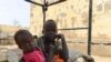 Des enfants déplacés qui ont fui les violences en cours de deux généraux soudanais rivaux, reposent sur un lit dans la cour de l'université d'Al-Jazira, transformée en abri de fortune, à al-Hasahisa, au sud de Khartoum, le 8 juillet 2023. (Photo par AFP)