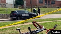 Un oficial de policía pasa frente a la bicicleta de un niño después de un tiroteo masivo en la escena de una fiesta del fin de semana festivo del 4 de julio en Baltimore, Maryland, EEUU, el 2 de julio de 2023 en una imagen fija de un video. REUTERS/Stringr
