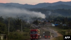 တရုတ်ပြည်နဲ့နယ်စပ် ရှမ်းပြည်နယ်အတွင်းက မူဆယ်မြို့အနီး ကားလမ်းတခုကိုတွေ့ရစဉ် (ဇန်နဝါရီ ၁၂၊ ၂၀၁၉)