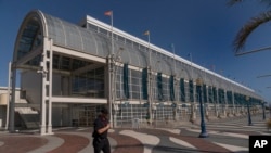 Vista del Centro de Convenciones de Long Beach que se utilizaba como refugio temporal para niños inmigrantes en Long Beach, California, en mayo de 2021.