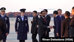 Presiden Joko Widodo menyalami Duta Besar AS untuk ASEAN Yohannes Abraham setibanya di pangkalan udara Joint Base Andrews di Maryland, Minggu, 12 November 2023. (Foto: tangkapan layar/Rvian Dwiastono/VOA)