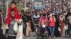Los palestinos huyen al sur de la Franja de Gaza por la calle Salah al-Din en Bureij, Franja de Gaza, el 8 de noviembre de 2023.