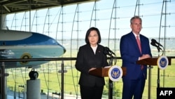 El presidente de la Cámara de Representantes de EEUU, Kevin McCarthy (derecha), y la presidenta de Taiwán, Tsai Ing-wen, hablan con la prensa después de una reunión bipartidista en la Biblioteca Presidencial Ronald Reagan en Simi Valley, California, el 5 de abril de 2023.