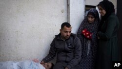 Palestinyen pote dey pou yon timoun ki mouri nan bonbadman Izrayelyen nan Rafah, Gaza, 12 Fevriye, 2024.