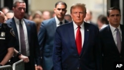Trump dema ku gihîşt dadgeha Manhattan li New Yorkê (Sibat, 15, 2024). 