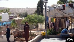 Dos chicas caminan entre las chozas que conforman la aldea de Susya, en Cisjordania ocupada. En Susya viven más de 400 personas, pero muchas se han marchado por temor a las agresiones de los colonos israelíes.