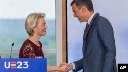 Predsjednica Evropske komisije Ursula fon der Lajen rukuje se sa španskim premijerom Pedrom Sančezom (Foto: AP/Bernat Armangue)